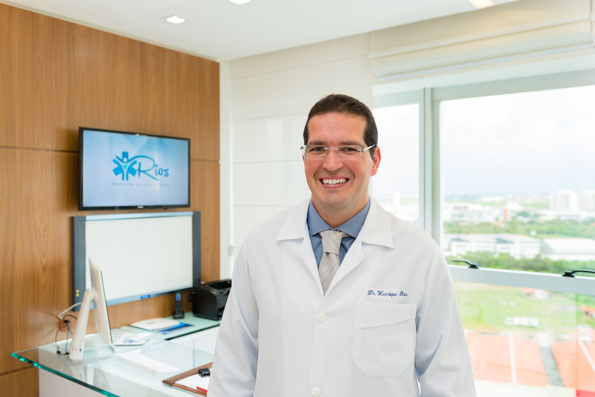 Dr. Henrique Rios, ortopedista e traumatologista em São Luís, no consultório