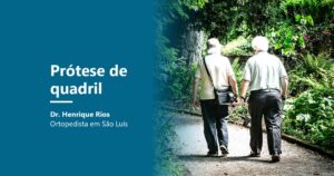Prótese de quadril: casal caminhando em um parque